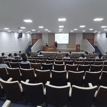Equipe de limpeza participa de treinamento de novos protocolos de higieniza��o durante a pandemia
