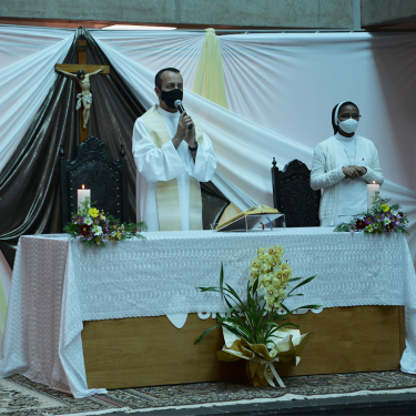 UNISAGRADO celebra missa com agradecimento e b�n��o aos colaboradores pelo trabalho de cada um