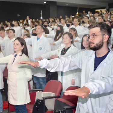 Estudantes da �rea da Sa�de participam da �Cerim�nia do Jaleco e da Dolm�