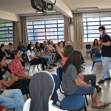 UNISAGRADO realiza encontro na E.E. �Irm� Arminda Sbr�ssia� em comemora��o ao 42� anivers�rio da escola