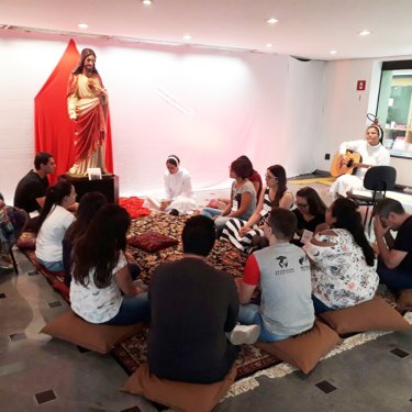 Unidos pela f�, estudantes participam de Retiro Universit�rio na USC