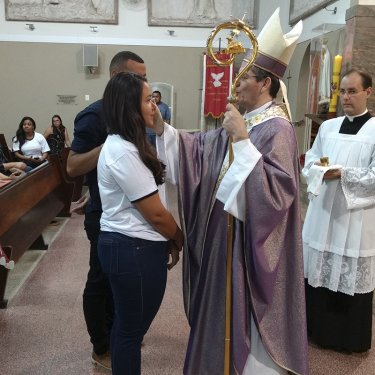 Estudantes do UNISAGRADO e da comunidade receberam  o Sacramento da Crisma no �ltimo s�bado (14)