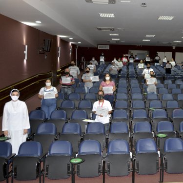 Reitora homenageia colaboradores e professores com certificado de honra ao m�rito