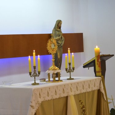 Adora��o ao Sant�ssimo Sacramento � realizada toda primeira sexta-feira do m�s