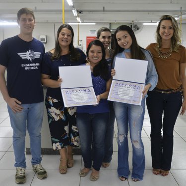 Egressas dos cursos de Qu�mica e Engenharia Qu�mica recebem Pr�mio Lavoisier