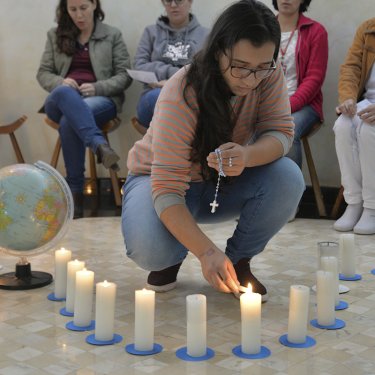 Ter�o luminoso e coroa��o de Nossa Senhora contou com a participa��o dos colaboradores usqueanos