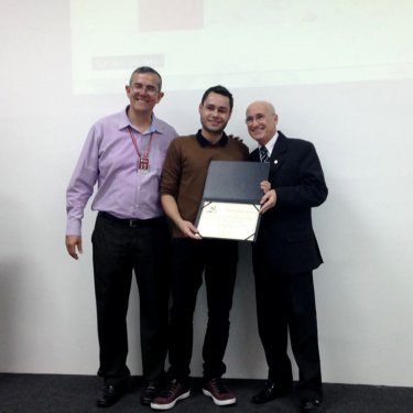 Ex-aluno de Ci�ncias Cont�beis recebe Diploma de M�rito Acad�mico