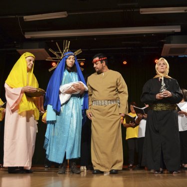 Fa�a parte do elenco da 11� Cantata de Natal da USC