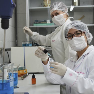 Curso de Farm�cia da USC celebra 30 anos com a��o na comunidade