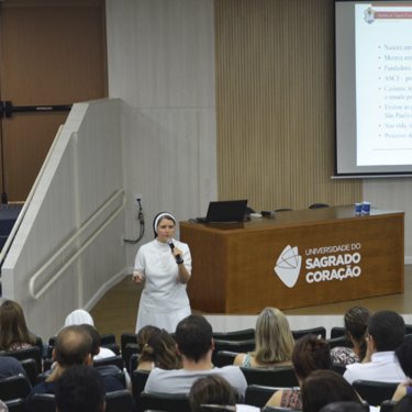 Funcion�rios e professores participam de momento sobre Madre Cl�lia Merloni
