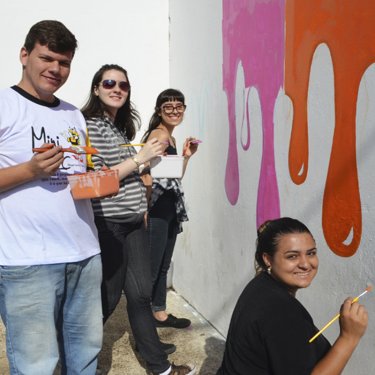 Projetos de extens�o promovem a��o de revitaliza��o em escola de Bauru