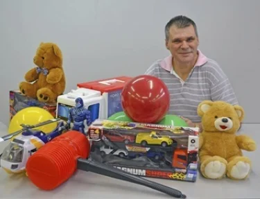 Professor da USC arrecada brinquedos e alimentos para crianas do Jardim Ivone de Bauru