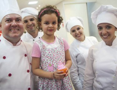 Curso de Gastronomia da USC ensina receitas natalinas no Boulevard Shopping Na��es