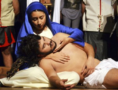 &ldquo;Fraternidade: Igreja e Sociedade&rdquo; foi tema da Via Sacra da USC neste ano