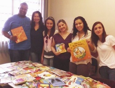 Estudantes dos cursos de Pedagogia e Letras da USC realizam doa��es em trote solid�rio