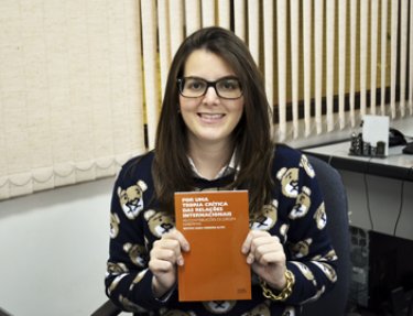 Professora da USC lan�a livro sobre teoria cr�tica das Rela��es Internacionais