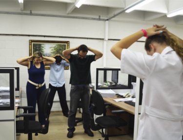 Estudantes de Fisioterapia da USC desenvolvem gin�stica laboral com funcion�rios da Institui��o