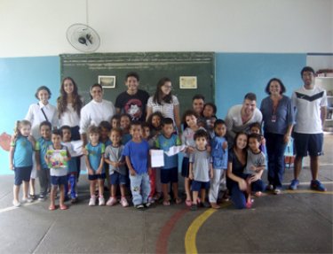 Estudantes dos cursos de Rela��es Internacionais e Design realizam a��es do trote solid�rio