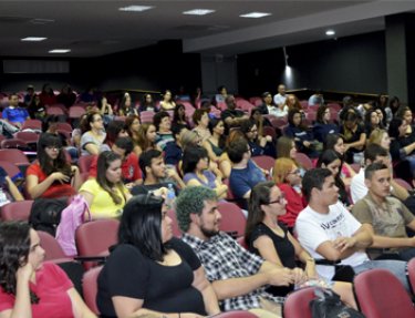 Cursos de Letras &ndash; Tradutor e Portugu�s e Ingl�s promoveram atividade de integra��o entre calouros e veteranos