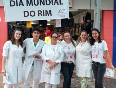 Estudantes de Nutri��o orientam popula��o bauruense sobre a preven��o de doen�a renal