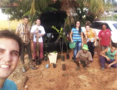 Estudantes do projeto de extenso Economia Solidria plantam rvores na Coopeco