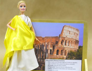 Estudantes desenvolvem o projeto &ldquo;Cronologia da Moda&rdquo;