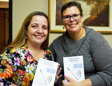 Egressa da USC publica artigo em livro sobre surdocegueira