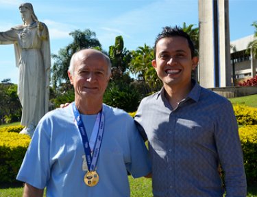 Egressos e professor da USC participam do Revezamento da Tocha Ol�mpica em Bauru