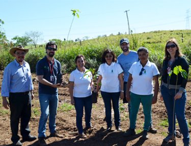 USC realiza a��o em comemora��o ao Dia da �rvore