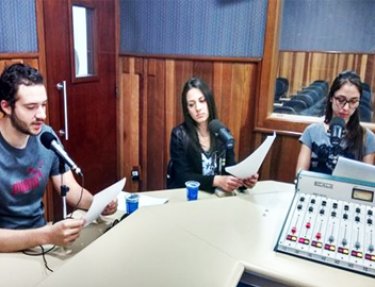 Projetos de extens�o da USC fazem cobertura das elei��es