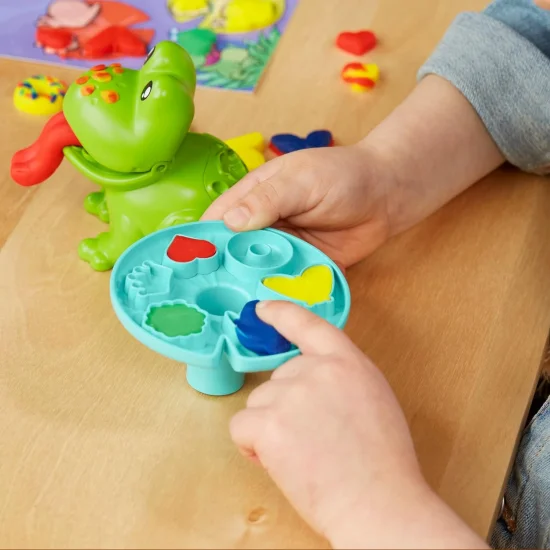 Play-Doh Um Dia na Lagoa - Kit Inicial com 12 peas e 6 cores de massa de modelar