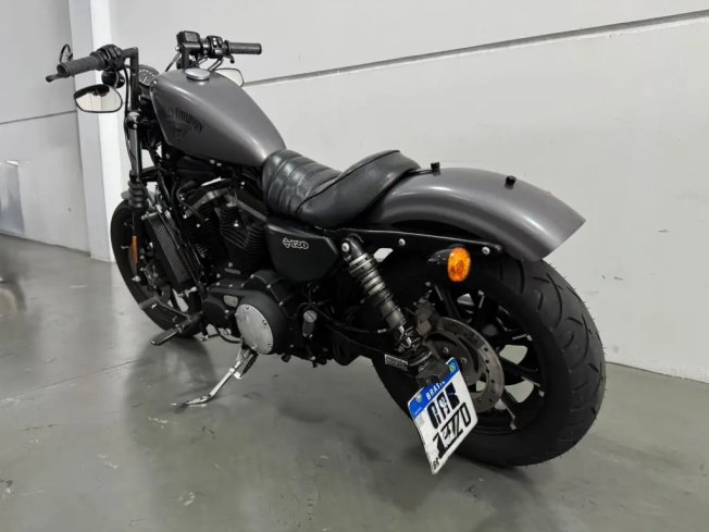 HARLEY DAVIDSON Sportster XL 883 IRON
