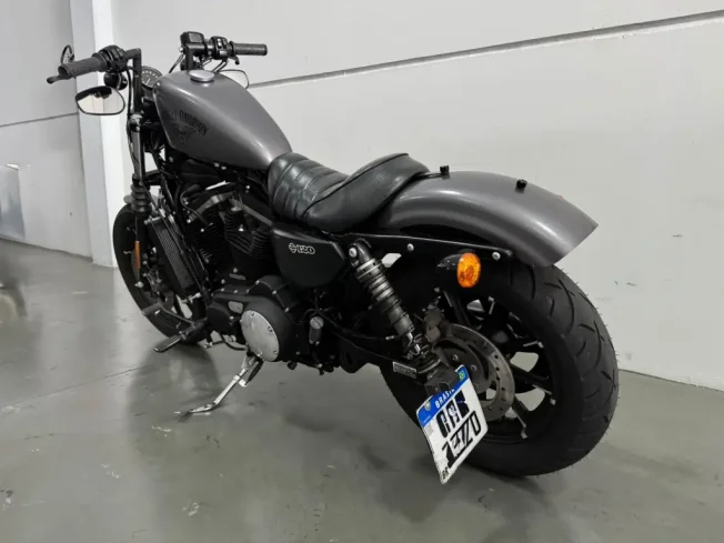 HARLEY DAVIDSON Sportster XL 883 IRON