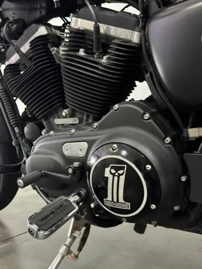 HARLEY DAVIDSON Sportster XL 883 IRON