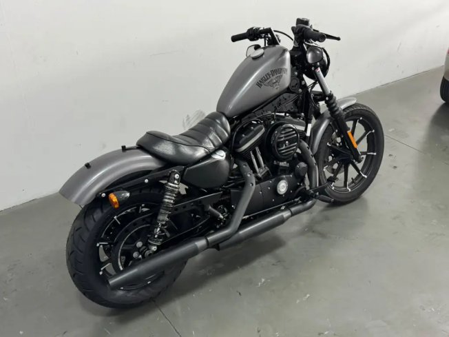 HARLEY DAVIDSON Sportster XL 883 IRON