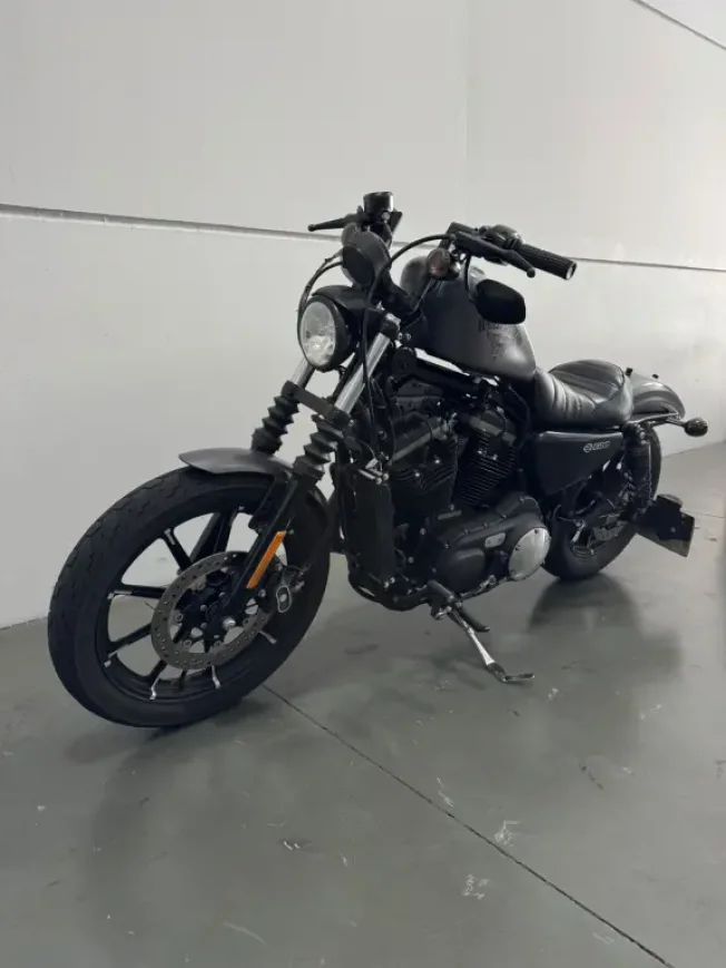 HARLEY DAVIDSON Sportster XL 883 IRON