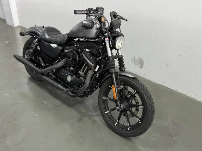 HARLEY DAVIDSON Sportster XL 883 IRON