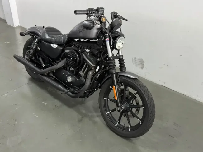 HARLEY DAVIDSON Sportster XL 883 IRON