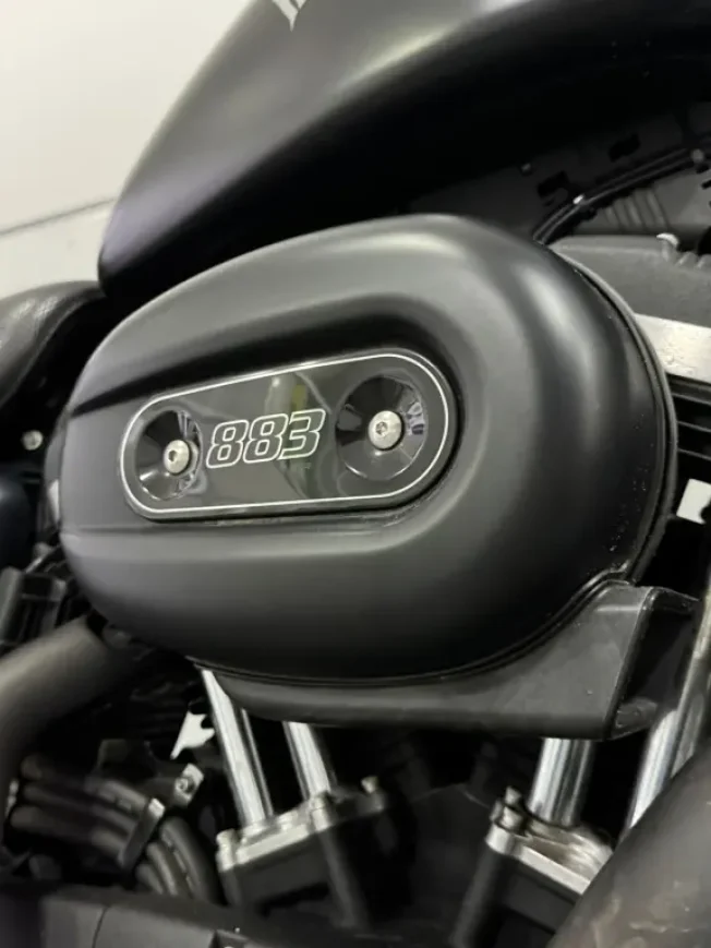 HARLEY DAVIDSON Sportster XL 883 IRON