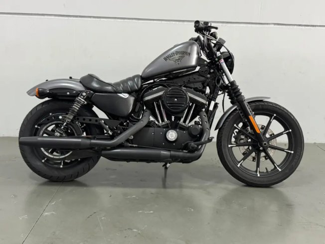 HARLEY DAVIDSON Sportster XL 883 IRON