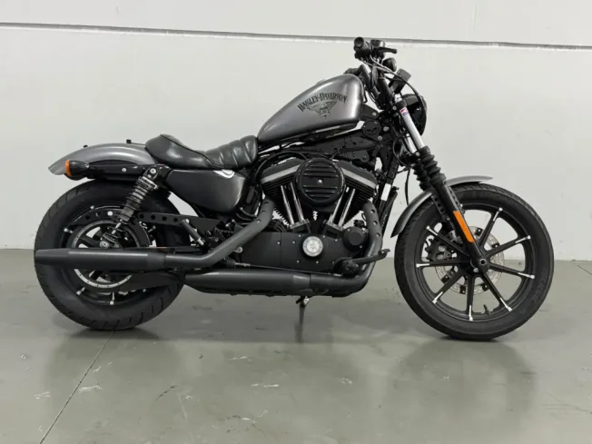 HARLEY DAVIDSON Sportster XL 883 IRON
