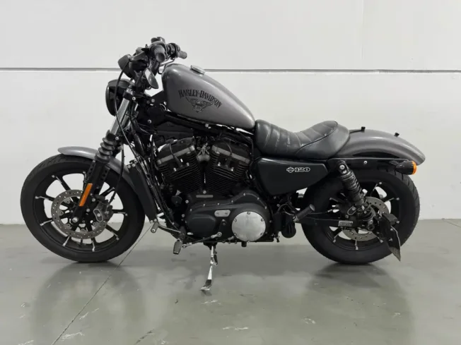 HARLEY DAVIDSON Sportster XL 883 IRON