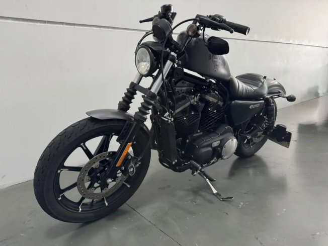 HARLEY DAVIDSON Sportster XL 883 IRON