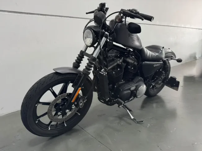 HARLEY DAVIDSON Sportster XL 883 IRON