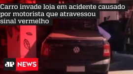 Carro invade loja em acidente causado por motorista que atravessou sinal vermelho