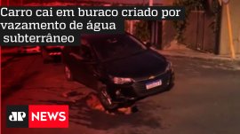 Carro cai em buraco criado por vazamento de �gua subterr�neo