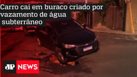 Carro cai em buraco criado por vazamento de gua subterrneo
