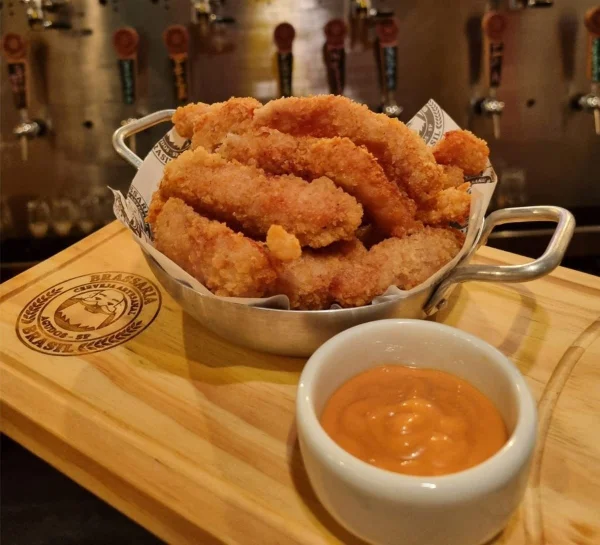 Iscas de frango empanado frito
