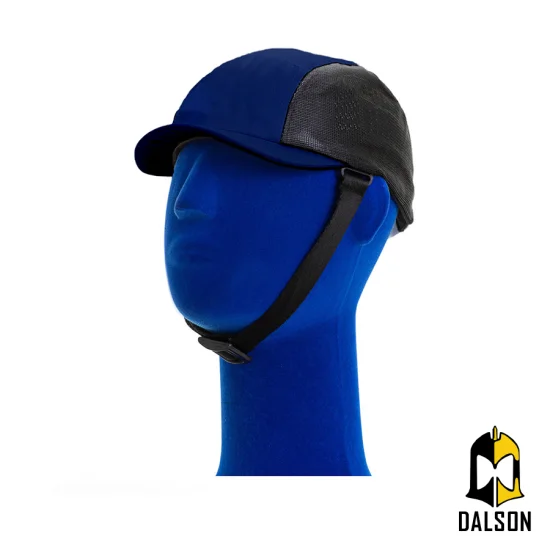 Bon ciclista com casquete e jugular