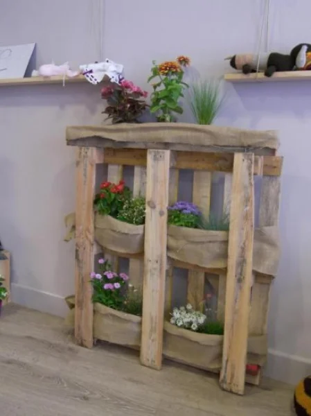 Utiliza��o de paletes para jardim vertical